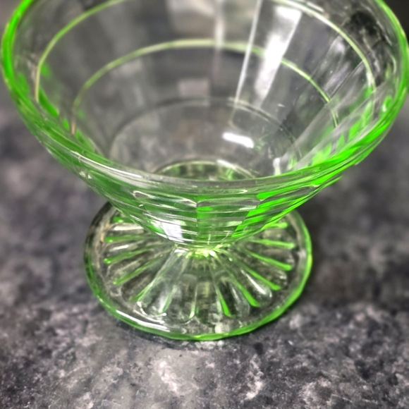 💚 Vintage Uranium Glass Dessert Dish – Checkerboard Optic Pattern ½c Glows UV. - Picture 16 of 16